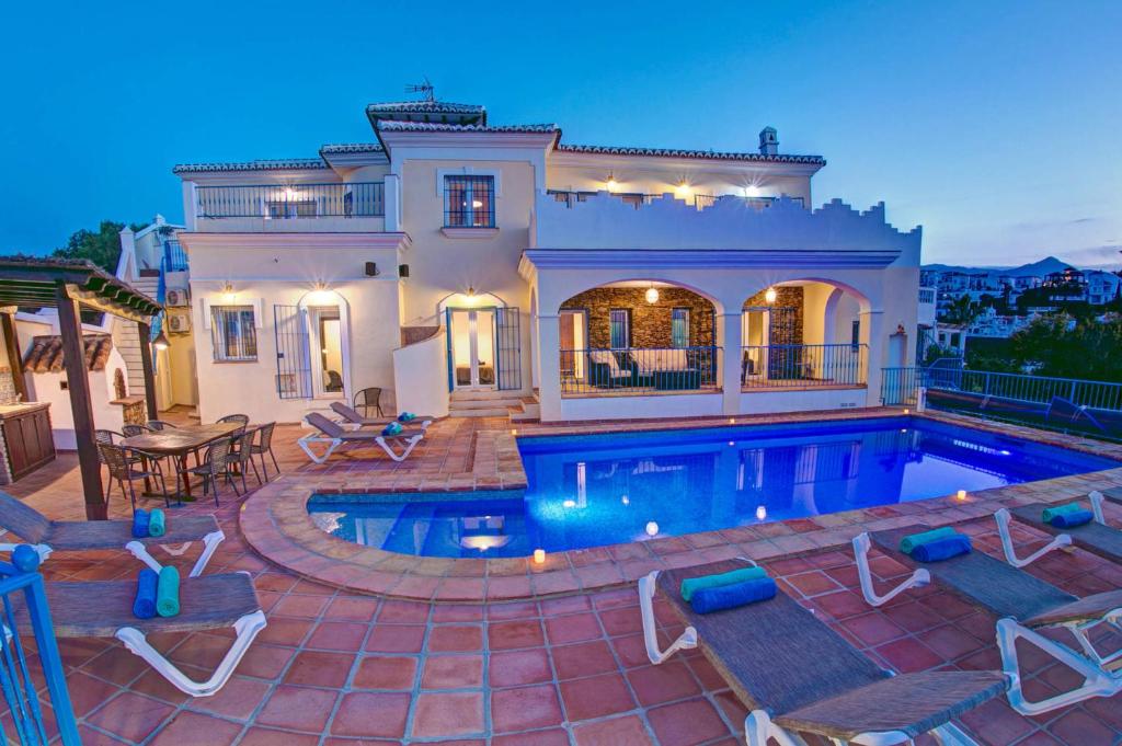 Bazén v ubytování Villa Ladera Mar by Villa Plus nebo v jeho okolí