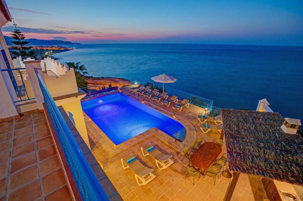 Bazén v ubytování Villa Ladera Mar by Villa Plus nebo v jeho okolí