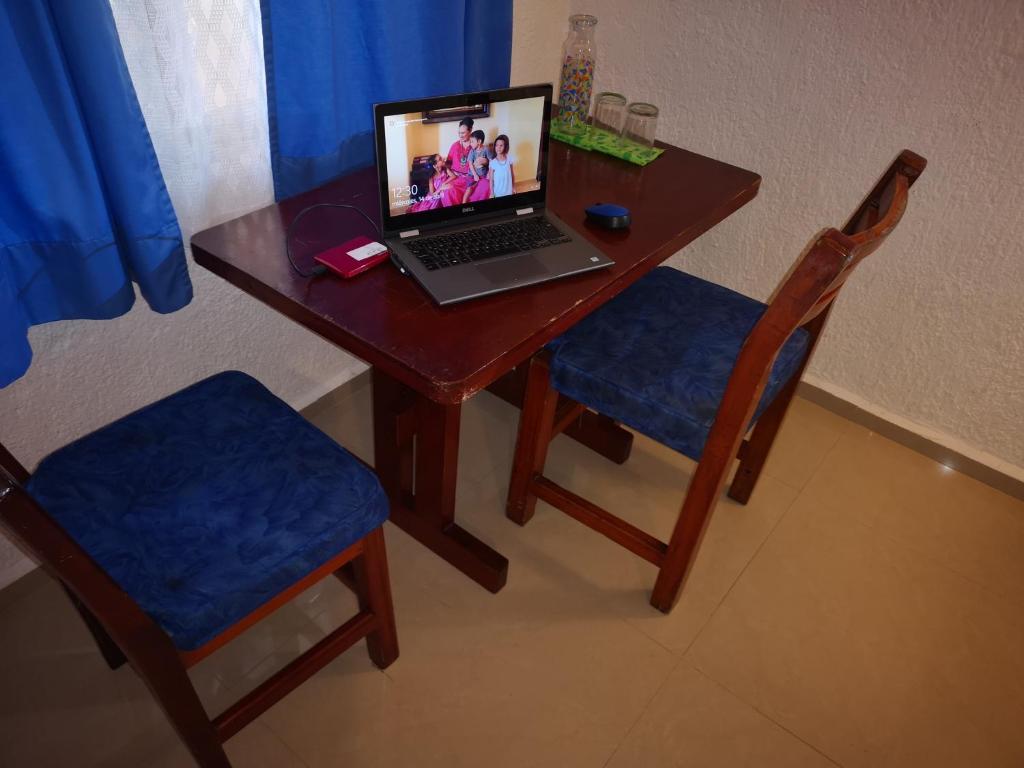 Uma TV ou centro de entretenimento em Eco-hotel El Rey del Caribe