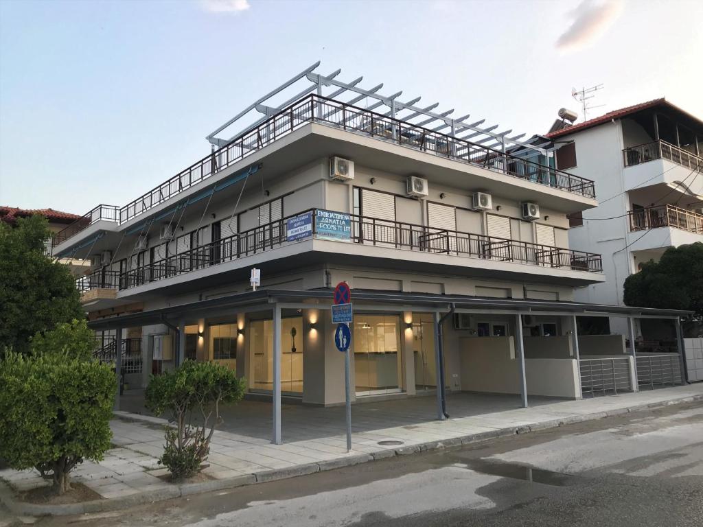 an apartment building with a balcony on top of it at Blue Horizon in Nei Poroi