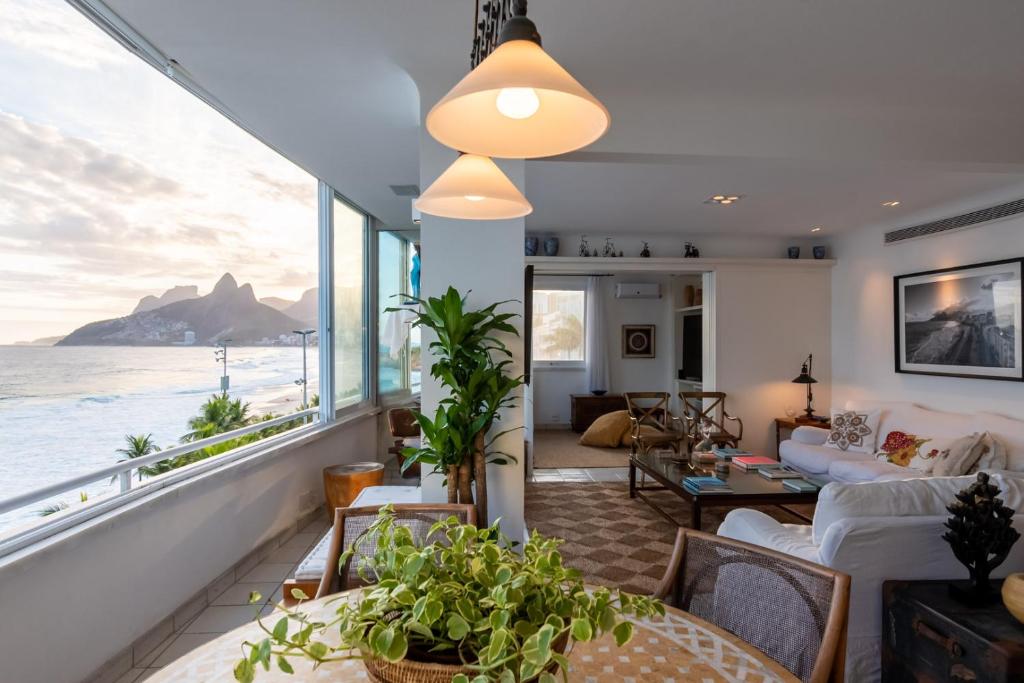  Omar do Rio - FB 33/52: Luxurious Seafront on Ipanema Beach with cinematic view + 240 mbps Internet and 75 '' Smart TV