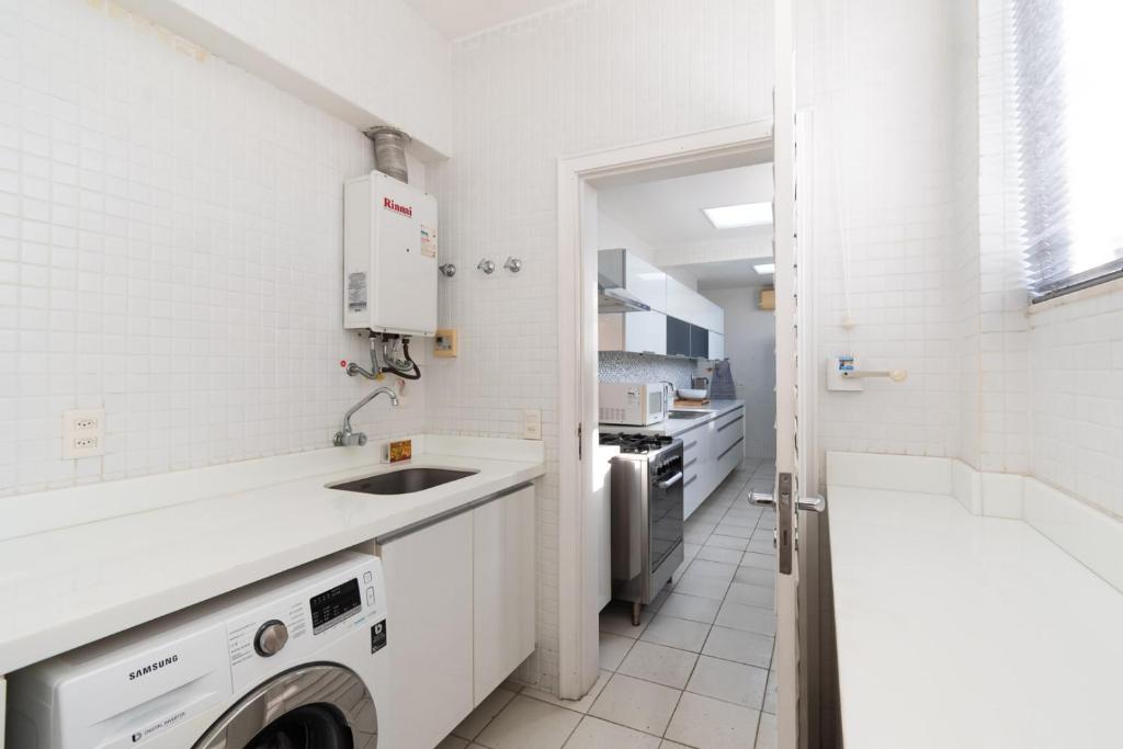  Omar do Rio - FB 33/52: Luxurious Seafront on Ipanema Beach with cinematic view + 240 mbps Internet and 75 '' Smart TV