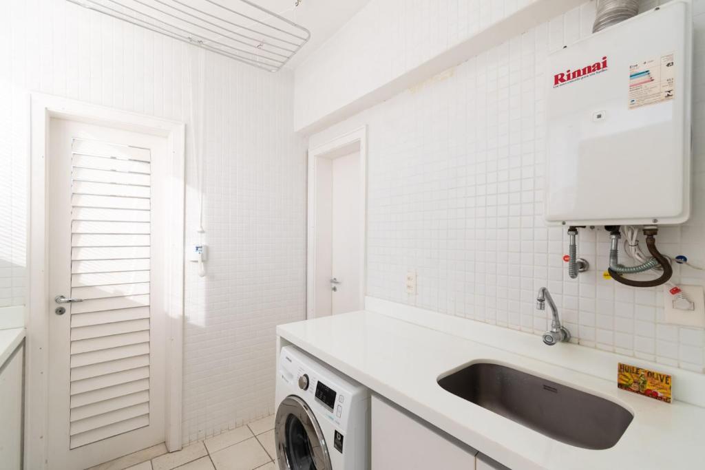  Omar do Rio - FB 33/52: Luxurious Seafront on Ipanema Beach with cinematic view + 240 mbps Internet and 75 '' Smart TV
