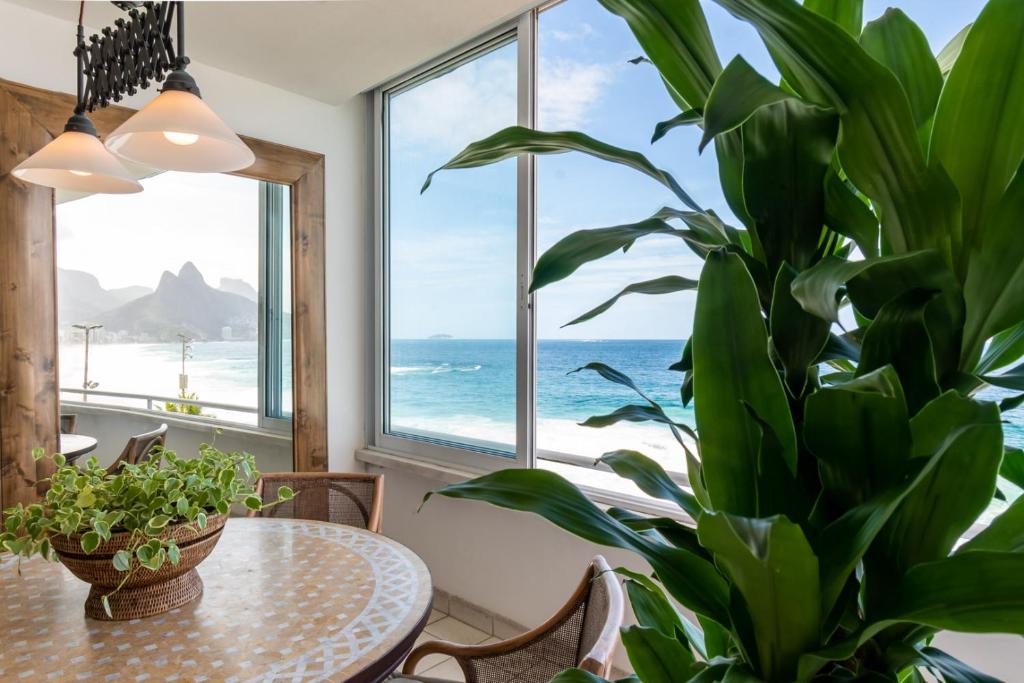 Omar do Rio - FB 33/52: Luxurious Seafront on Ipanema Beach with cinematic view + 240 mbps Internet and 75 '' Smart TV