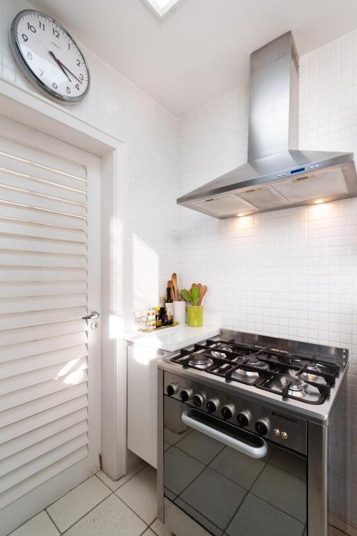  Omar do Rio - FB 33/52: Luxurious Seafront on Ipanema Beach with cinematic view + 240 mbps Internet and 75 '' Smart TV