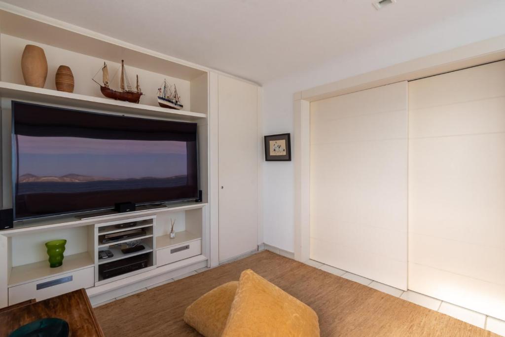  Omar do Rio - FB 33/52: Luxurious Seafront on Ipanema Beach with cinematic view + 240 mbps Internet and 75 '' Smart TV