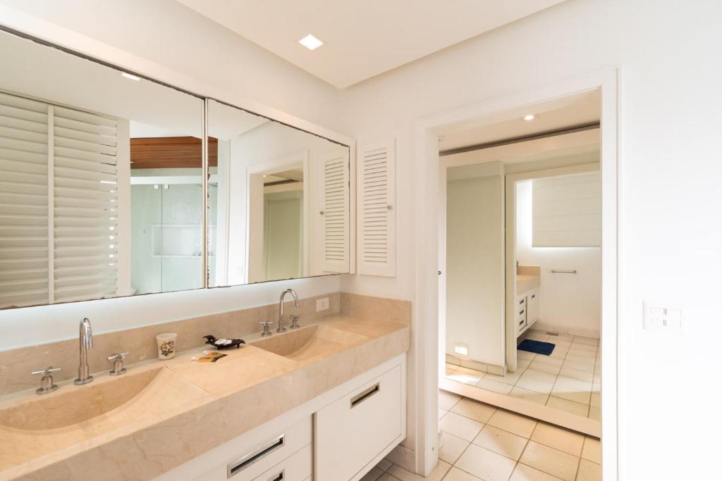  Omar do Rio - FB 33/52: Luxurious Seafront on Ipanema Beach with cinematic view + 240 mbps Internet and 75 '' Smart TV