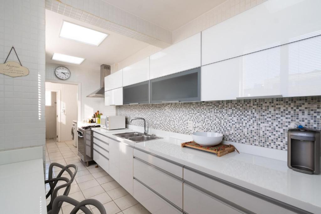  Omar do Rio - FB 33/52: Luxurious Seafront on Ipanema Beach with cinematic view + 240 mbps Internet and 75 '' Smart TV