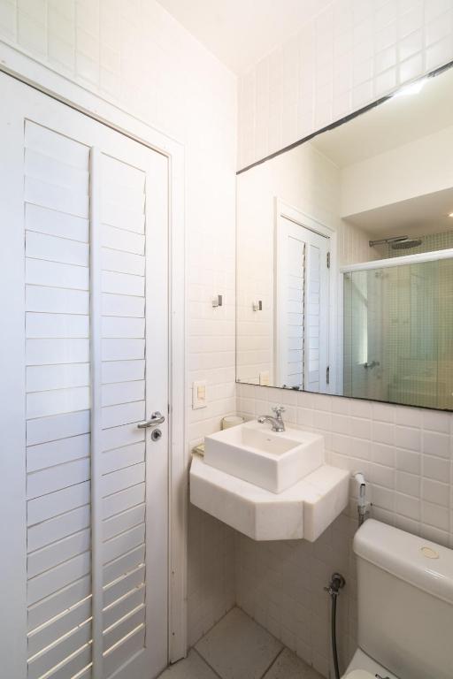  Omar do Rio - FB 33/52: Luxurious Seafront on Ipanema Beach with cinematic view + 240 mbps Internet and 75 '' Smart TV