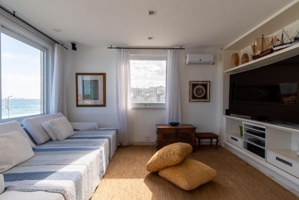  Omar do Rio - FB 33/52: Luxurious Seafront on Ipanema Beach with cinematic view + 240 mbps Internet and 75 '' Smart TV