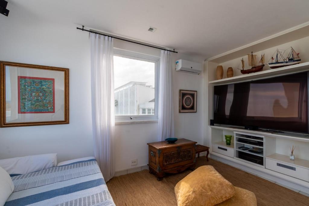  Omar do Rio - FB 33/52: Luxurious Seafront on Ipanema Beach with cinematic view + 240 mbps Internet and 75 '' Smart TV