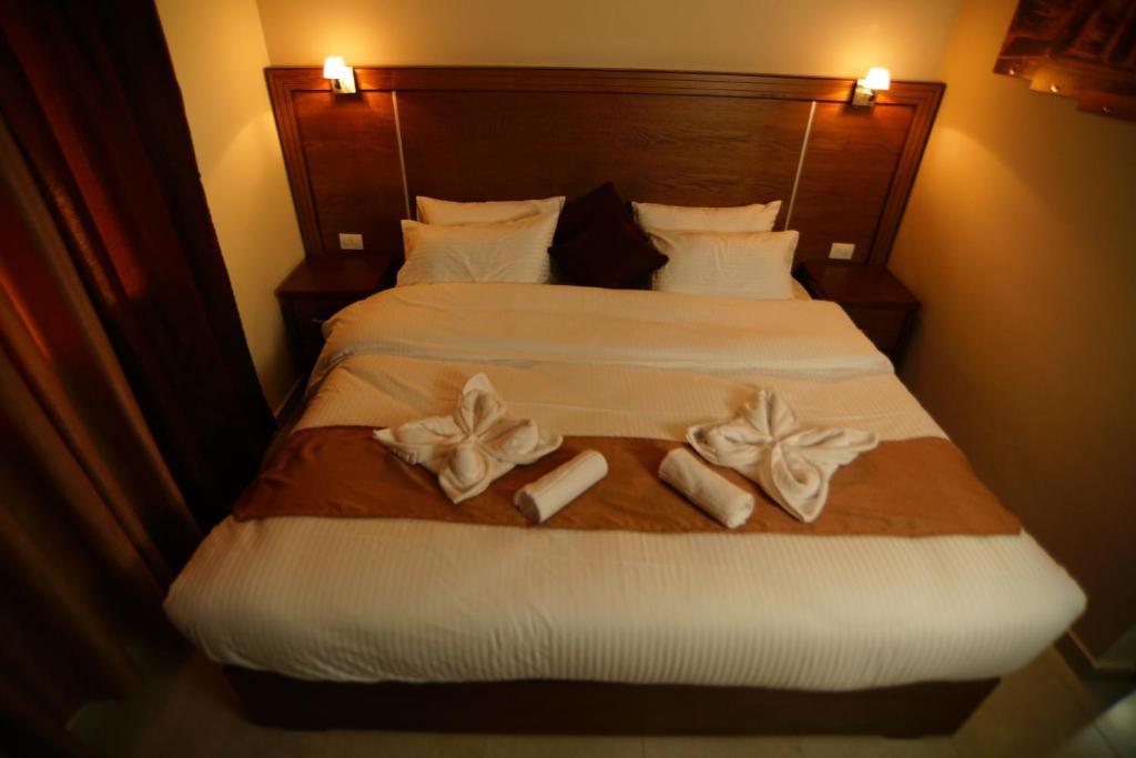 Postel nebo postele na pokoji v ubytování Petra Aretas Hotel