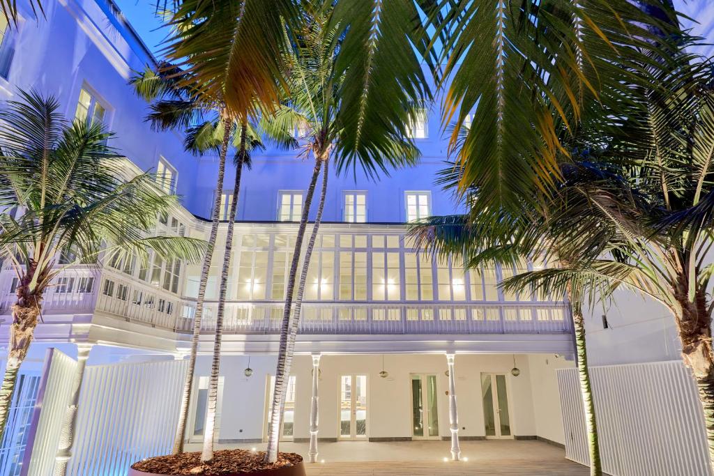 加的斯的住宿－Tandem Palacio Veedor de Galeras Suites，一座棕榈树建筑