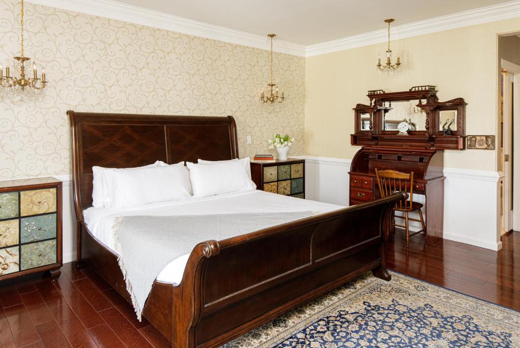 The Litchfield Inn - King Presidential Room