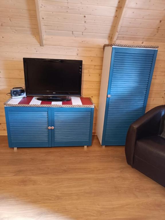 TV a/nebo společenská místnost v ubytování Domek letniskowy