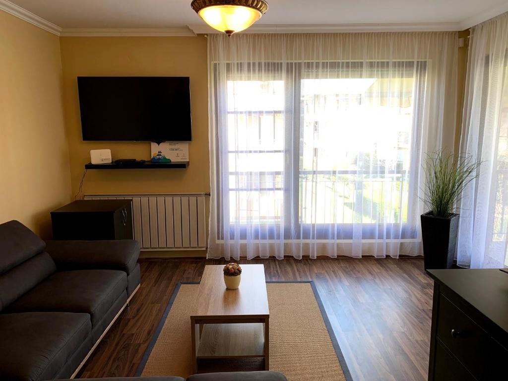 Telewizja i/lub zestaw kina domowego w obiekcie Lakeside Luxury Apartment