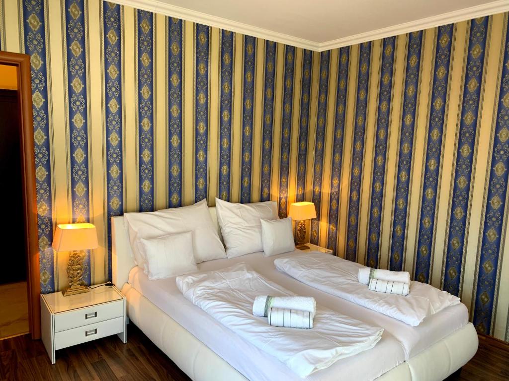 łóżko z dwiema poduszkami w sypialni w obiekcie Lakeside Luxury Apartment w Zamárdi
