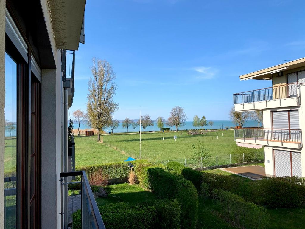 balkon domu z widokiem na pole w obiekcie Lakeside Luxury Apartment w Zamárdi