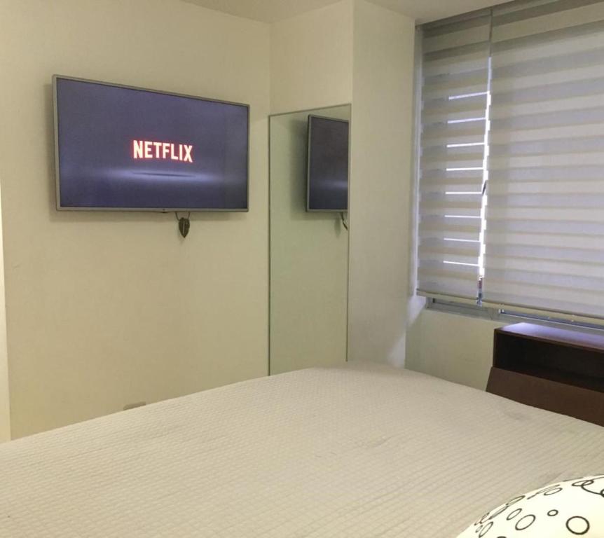 TV a/nebo společenská místnost v ubytování Misuitehotel La Carolina Quito