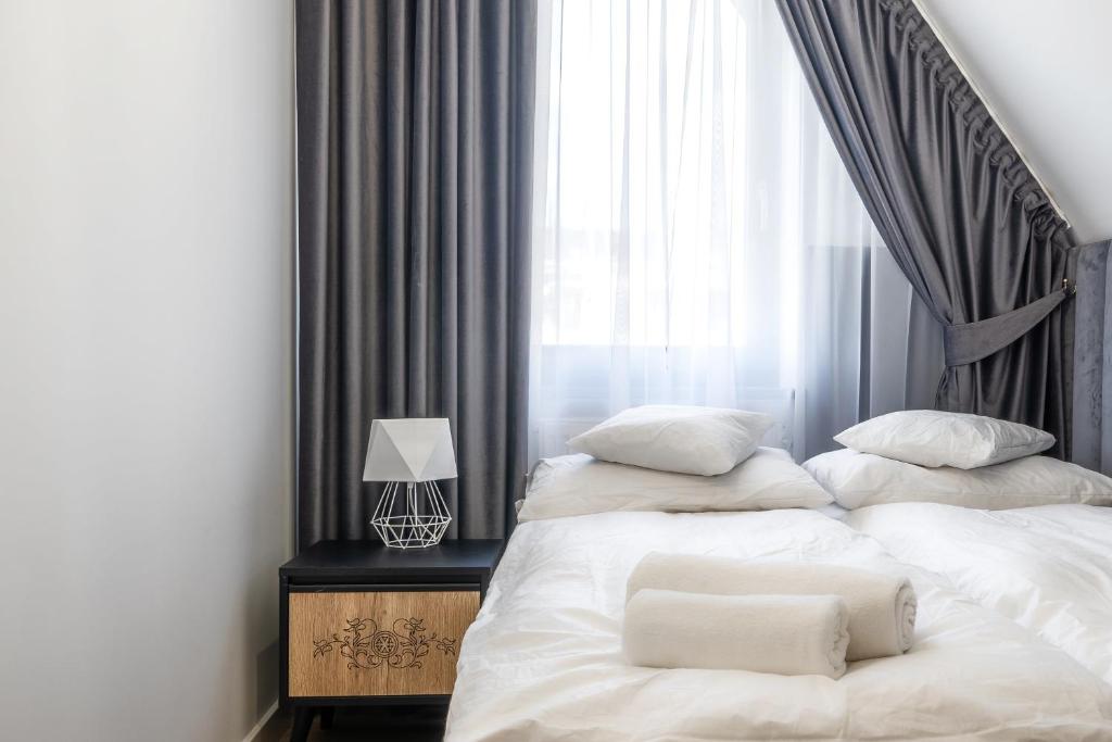 Posteľ alebo postele v izbe v ubytovaní APARTAMENT BIAŁKA TATRZAŃSKA TATRY SUN&SNOW