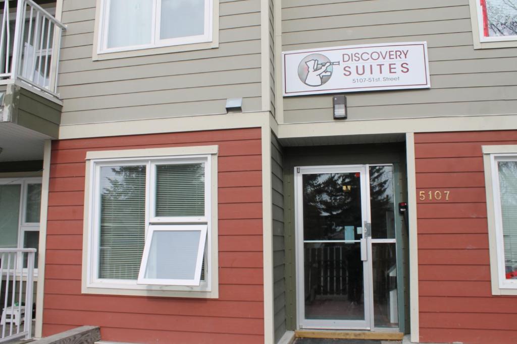 Un edificio con un cartel que dice "Discovery Suites" en Discovery Suite, en Yellowknife