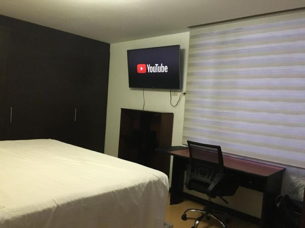 TV a/nebo společenská místnost v ubytování Misuitehotel La Carolina Quito