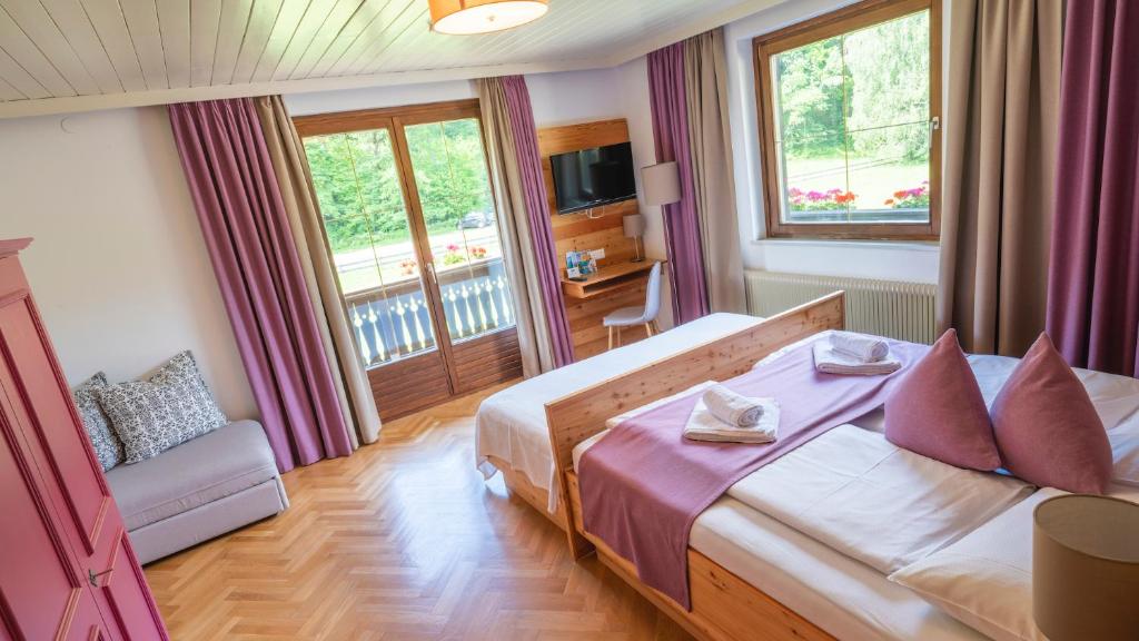 una camera d'albergo con un letto e una finestra di Seehof Feidig a Velden am Wörthersee