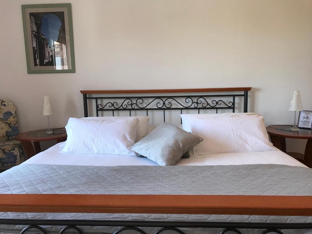 Pink Inn - King Room With Balcony