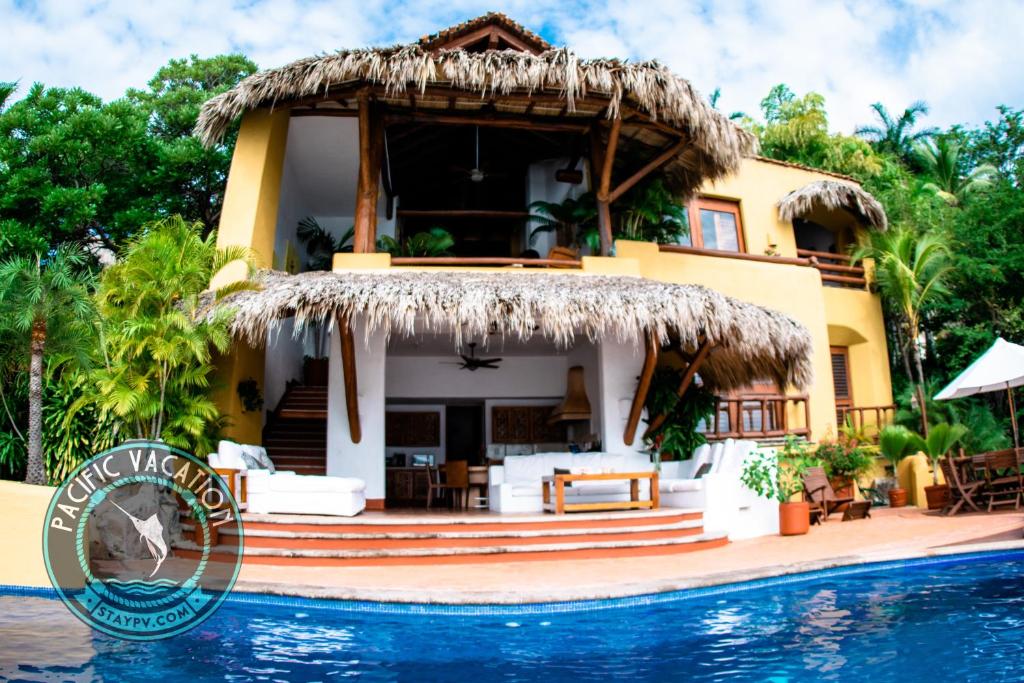 シワタネホにあるVilla Bahia at StayPVのスイミングプールが目の前にあるヴィラ