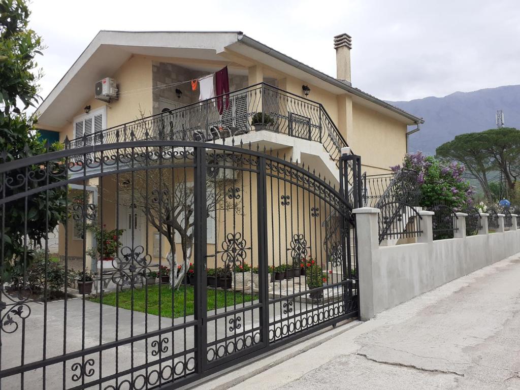 una casa con una puerta de hierro forjado negro en Apartment K2, en Radanovići