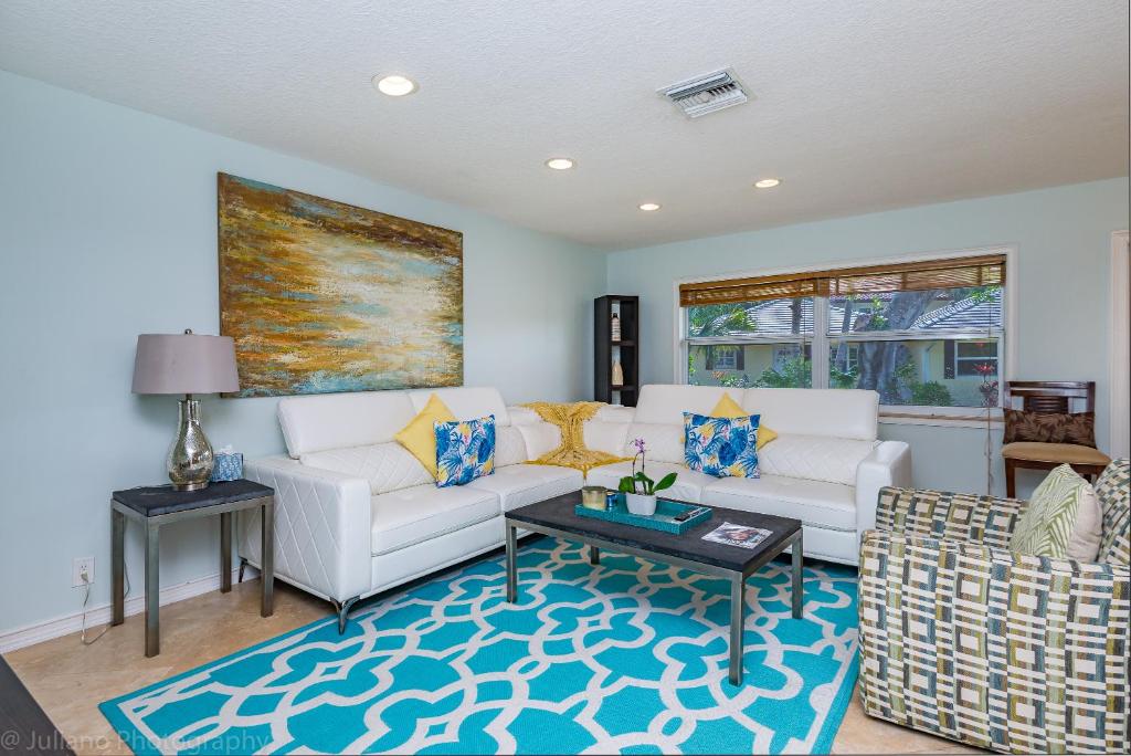 sala de estar con sofás blancos y alfombra azul en Highland Beach Retreat- Short walk to beach en Highland Beach