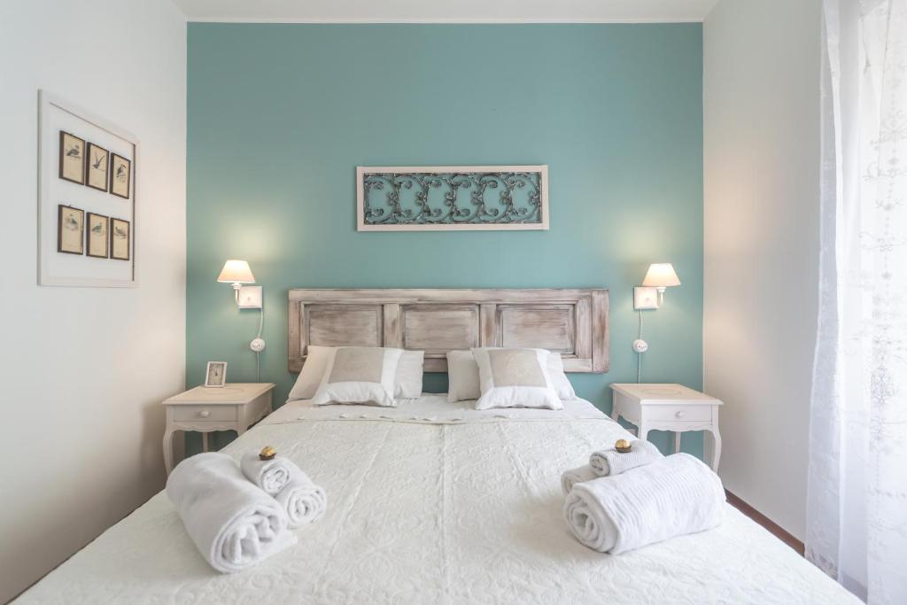 A bed or beds in a room at Riva San Zeno - Mood Apartments