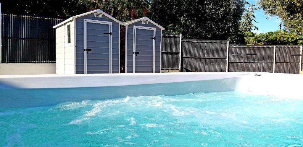 Dream House & Spa Bandol - Céline et Olivier في باندول: زوج من الابواب الزرقاء في مسبح