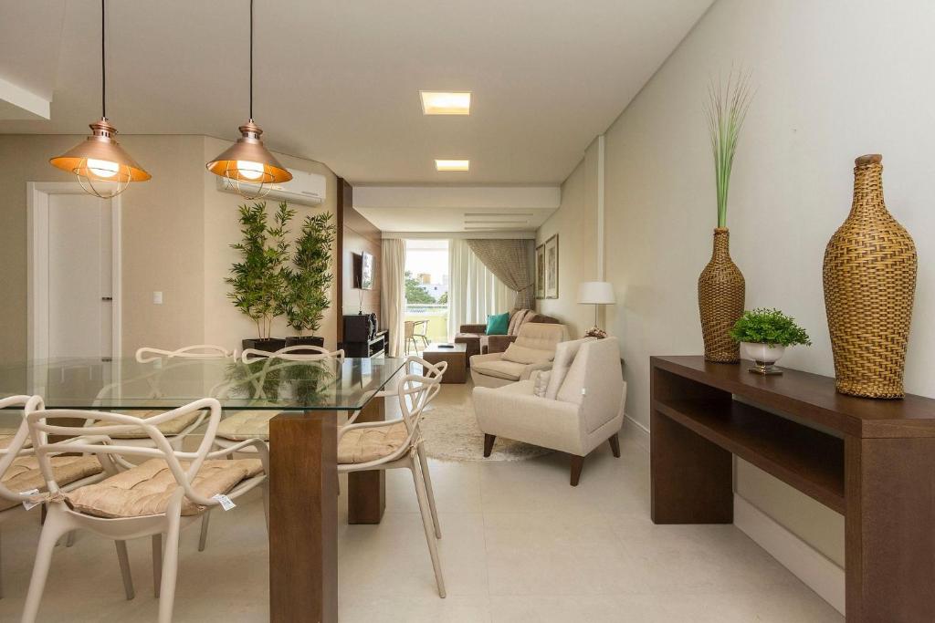  Boulevard Bombinhas 207 - Apto 3 dorms 6 pessoas Condomínio com Piscina Climatizada e Jacuzzi