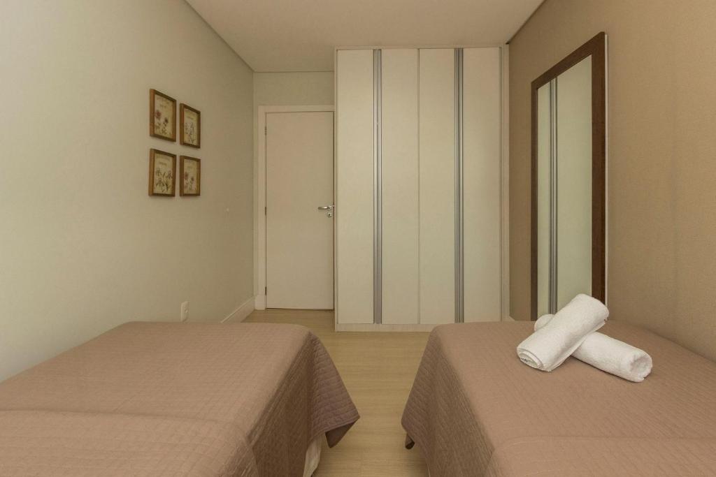  Boulevard Bombinhas 207 - Apto 3 dorms 6 pessoas Condomínio com Piscina Climatizada e Jacuzzi