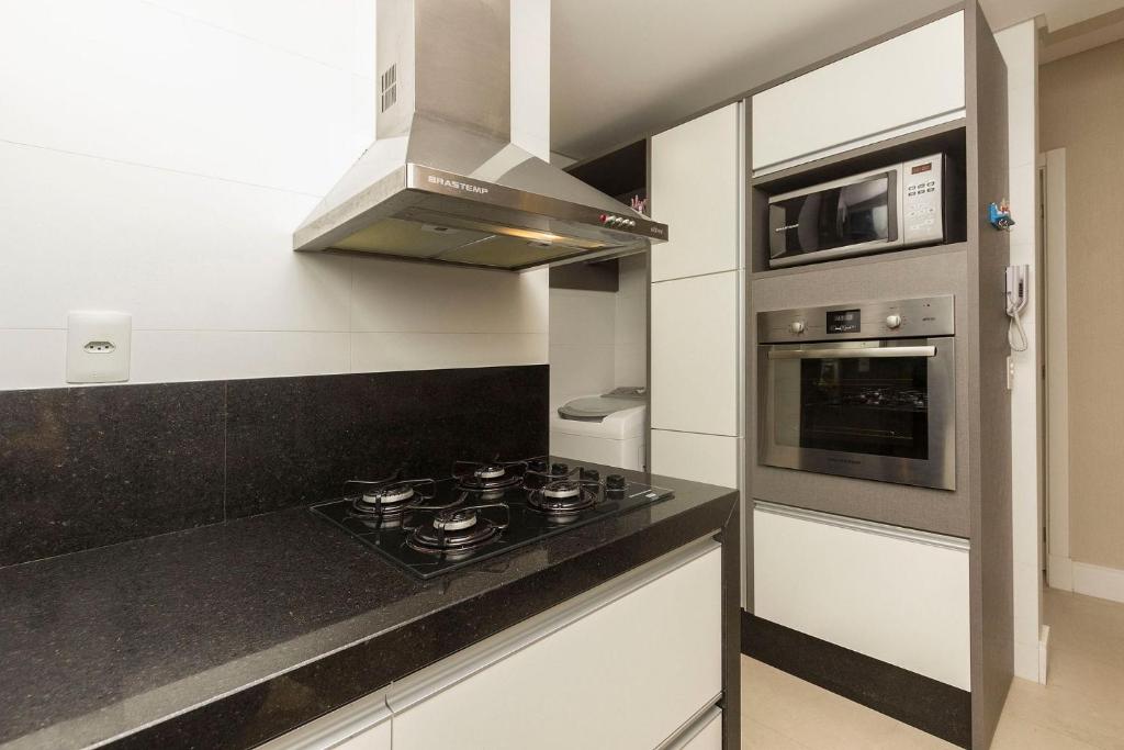  Boulevard Bombinhas 207 - Apto 3 dorms 6 pessoas Condomínio com Piscina Climatizada e Jacuzzi