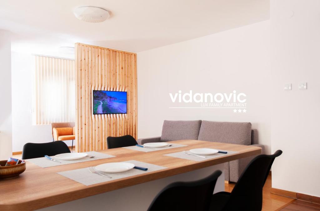 een conferentieruimte met een houten tafel en stoelen bij Lux Family Apartment Vidanovic in Pirot