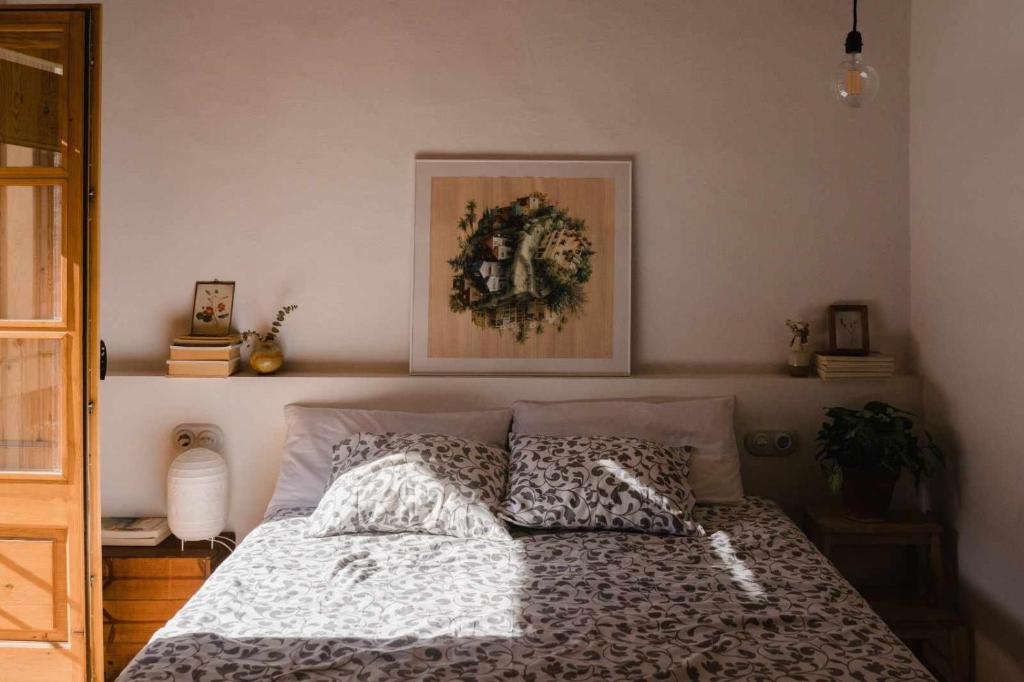 um quarto com uma cama com um edredão em Ca lEspavil em Cardedeu