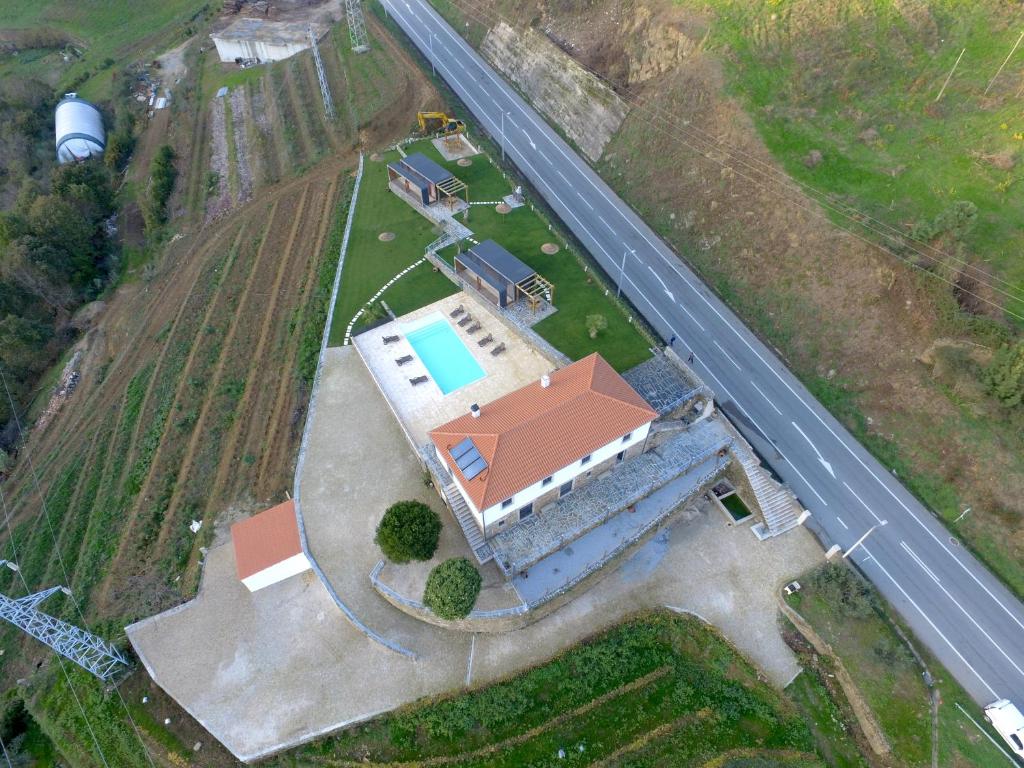 una vista aérea de una casa con carretera en Quinta das Fontainhas, en Mesão Frio