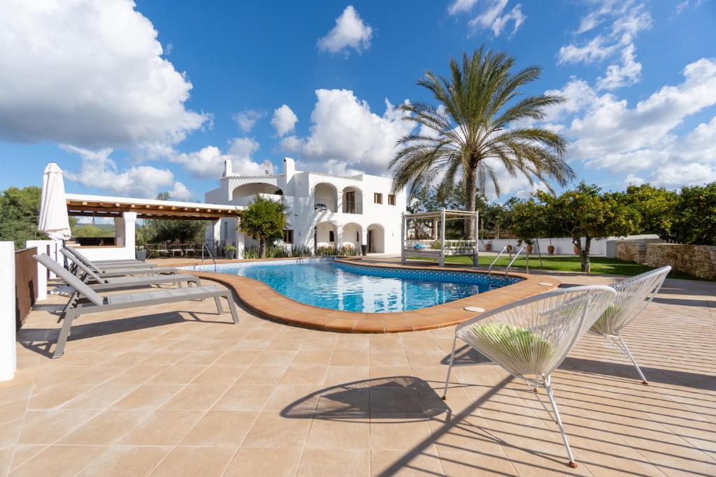 een villa met een zwembad en een huis bij Villa Can Vicent in San Antonio