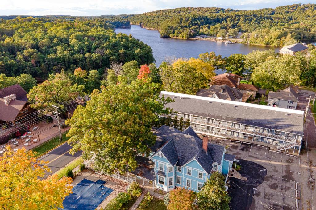 an aerial view of a house with a lake at White Rose Inns & Motel in Wisconsin Dells