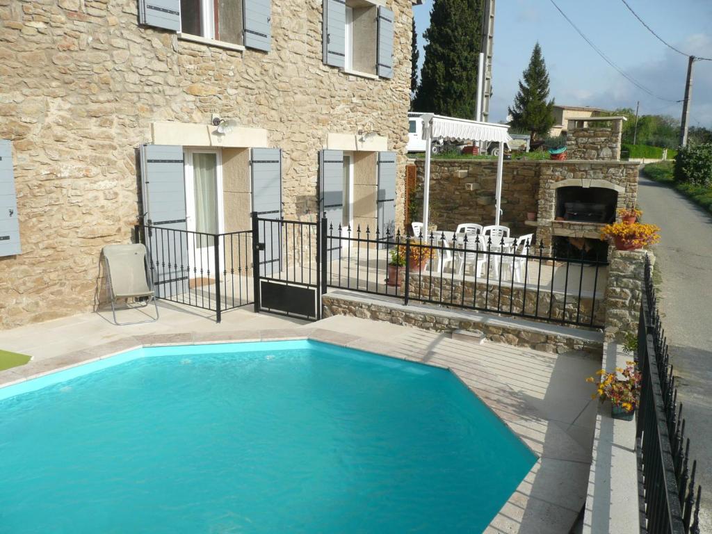 ein Pool vor einem Haus in der Unterkunft GîTE du GOUR du PEYROL in Buisson