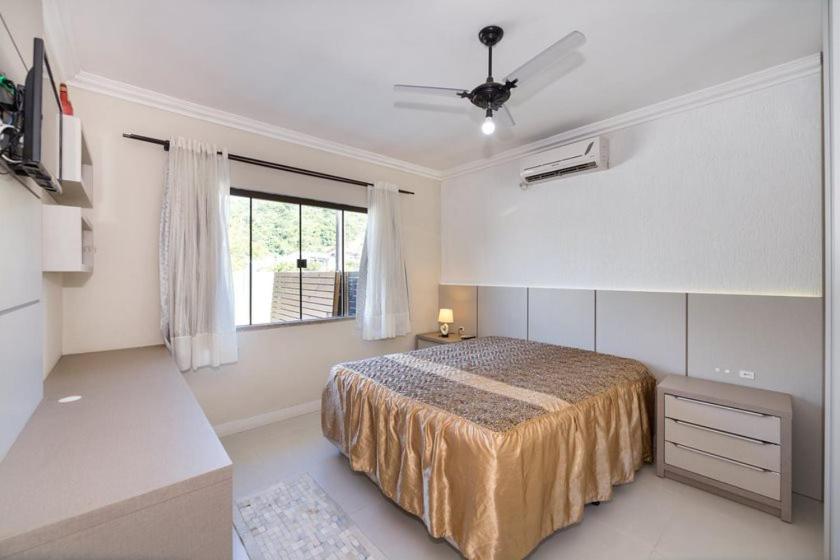  Casa com piscina Bombinhas