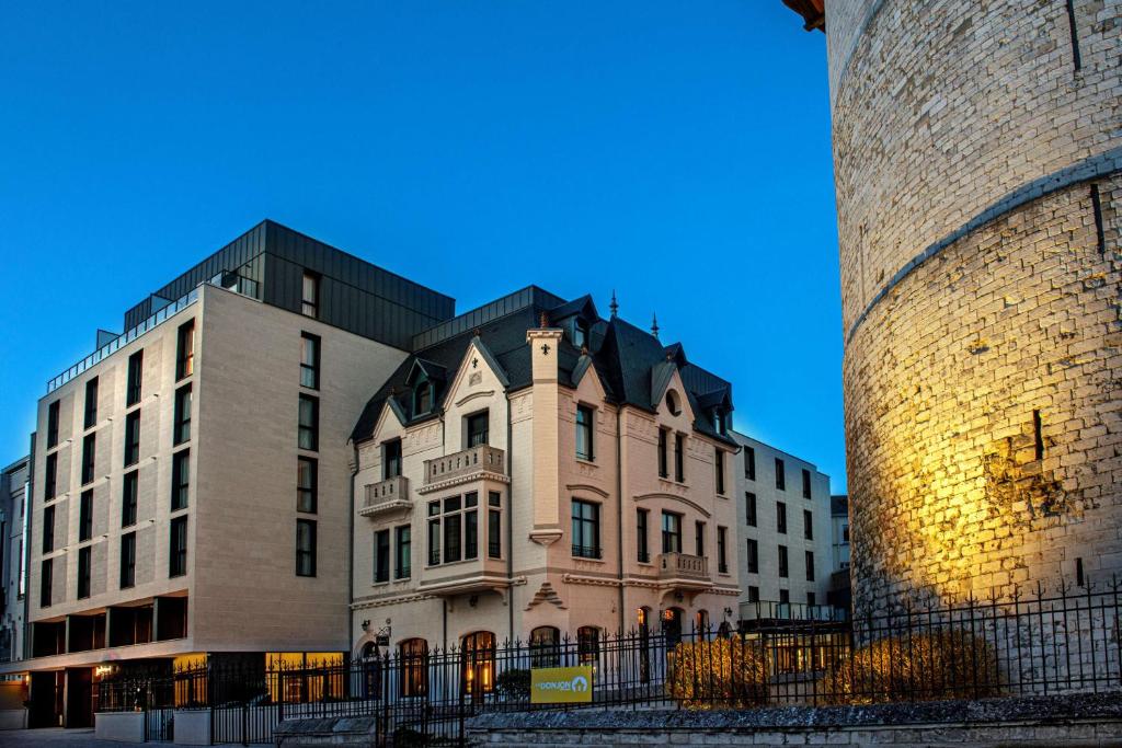 un grand bâtiment à côté d'un grand bâtiment en briques dans l'établissement Radisson Blu Hotel, Rouen Centre, à Rouen