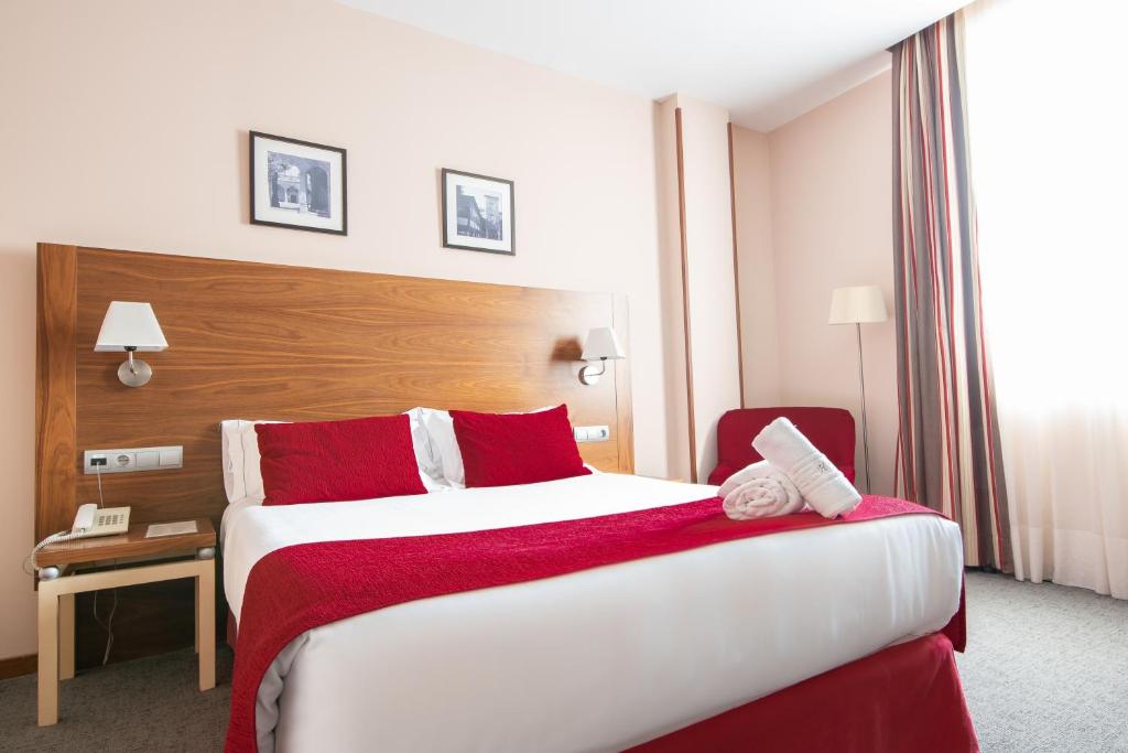 Posteľ alebo postele v izbe v ubytovaní Hospedium Hotel Casino Del Tormes