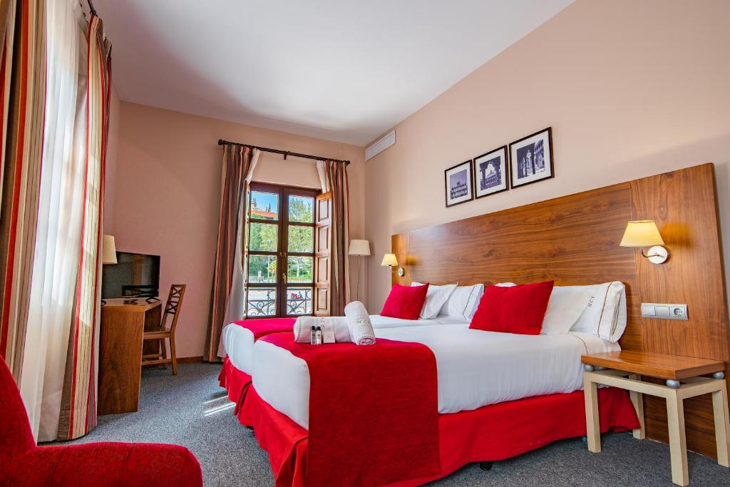 Posteľ alebo postele v izbe v ubytovaní Hospedium Hotel Casino Del Tormes