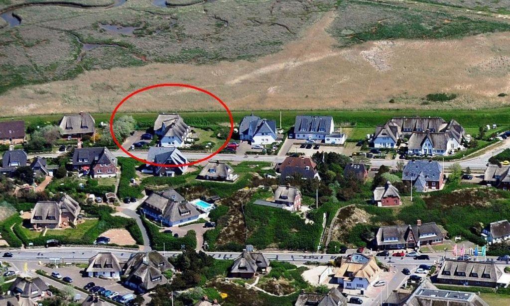 una casa con un círculo rojo en el medio en Haus Heefkant Whg 5, en Rantum