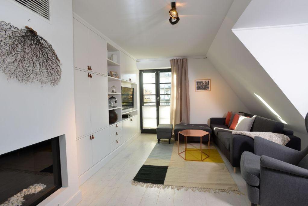 ein Wohnzimmer mit einem Sofa und einem Kamin in der Unterkunft Villa Maybach Whg 8 in Westerland