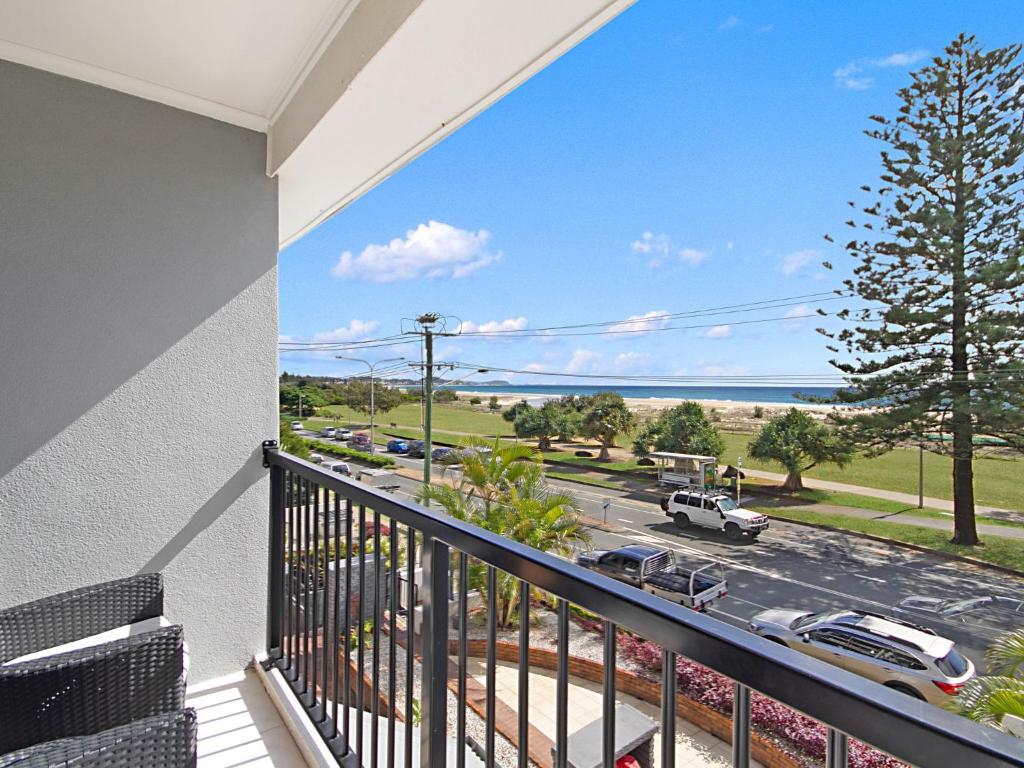 een balkon met uitzicht op een parkeerplaats bij Kirra Vista Apartments Unit 18 in Gold Coast