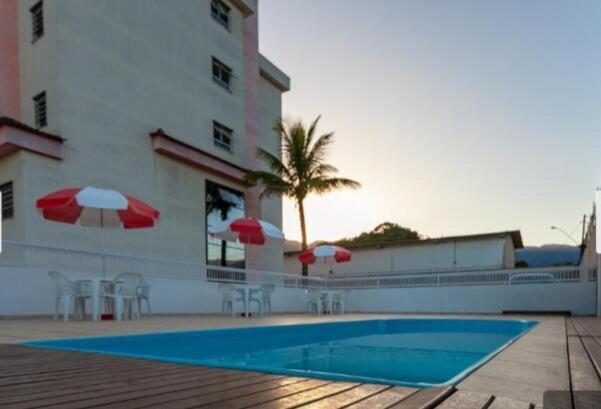 Basen w obiekcie Apartamento Sun Way Ubatuba- com piscina, churrasqueira e play ground lub w pobliżu